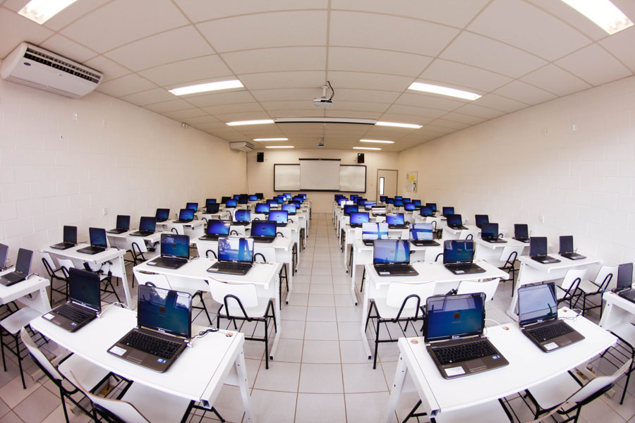 Aula de xadrez no laboratório de informática